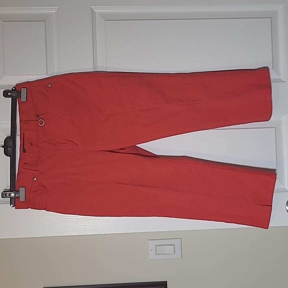SIMON CHANG size 8 Capri, pant, 5 pockets, rich coral, golf,  stretch, sporty.
